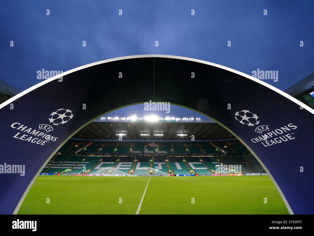 Photo de dossier datée du 25-10-2023 d'Une vue générale de la marque de l'UEFA Champions League devant le terrain au Celtic Park, Glasgow. Celtic a continué à subir la colère de l'UEFA après avoir été condamné à une amende de 29 000 euros (25 224 £) pour des incidents impliquant leurs supporters lors du tirage au sort de la Ligue des champions du mois dernier à domicile à l'Atletico Madrid. Date de la photo : mercredi 25 octobre 2023. Date de publication : mercredi 22 novembre 2023. Banque D'Images