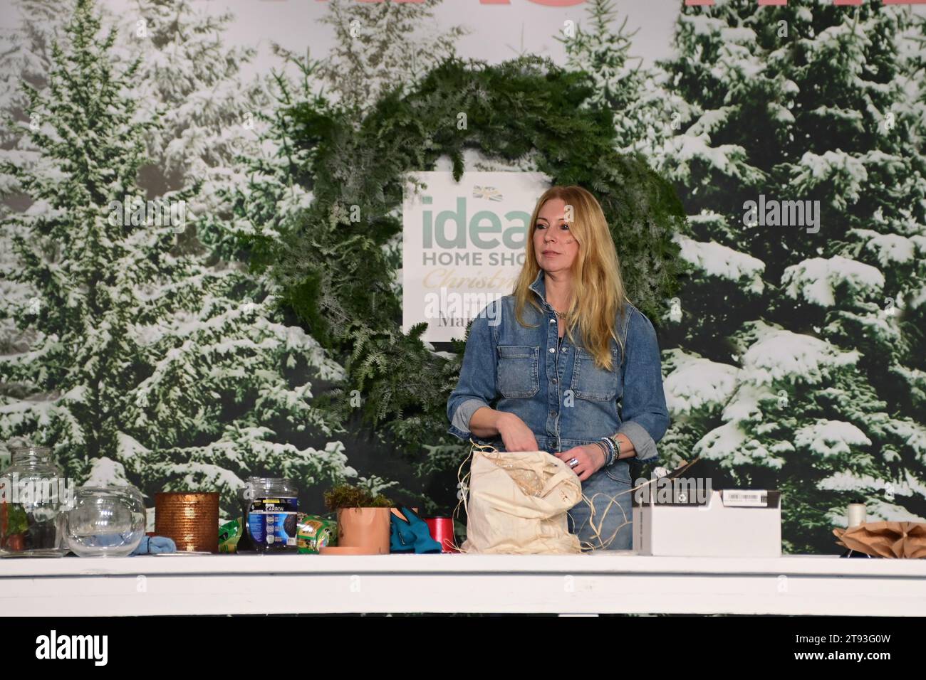 Londres, Royaume-Uni. 22 novembre 2023. Cadeaux de Noël créatifs de Lynne Lambourne à la journée d'ouverture de l'Ideal Home Show Christmas, Olympia Londres, Londres, Royaume-Uni. Crédit : Voir Li/Picture Capital/Alamy Live News Banque D'Images