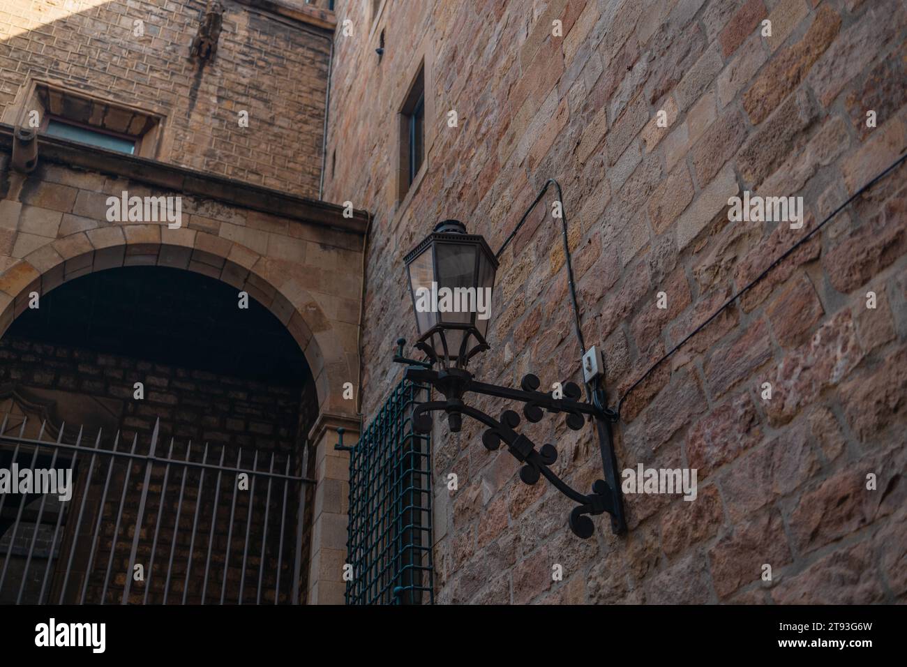 Étroite rue de Barcelone avec ancien lampadaire dans le quartier gothique de Barcelone, Espagne. Banque D'Images