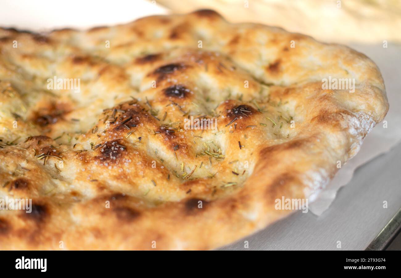Pâte à pain Focaccia italienne typique avec huile et romarin cuit Banque D'Images