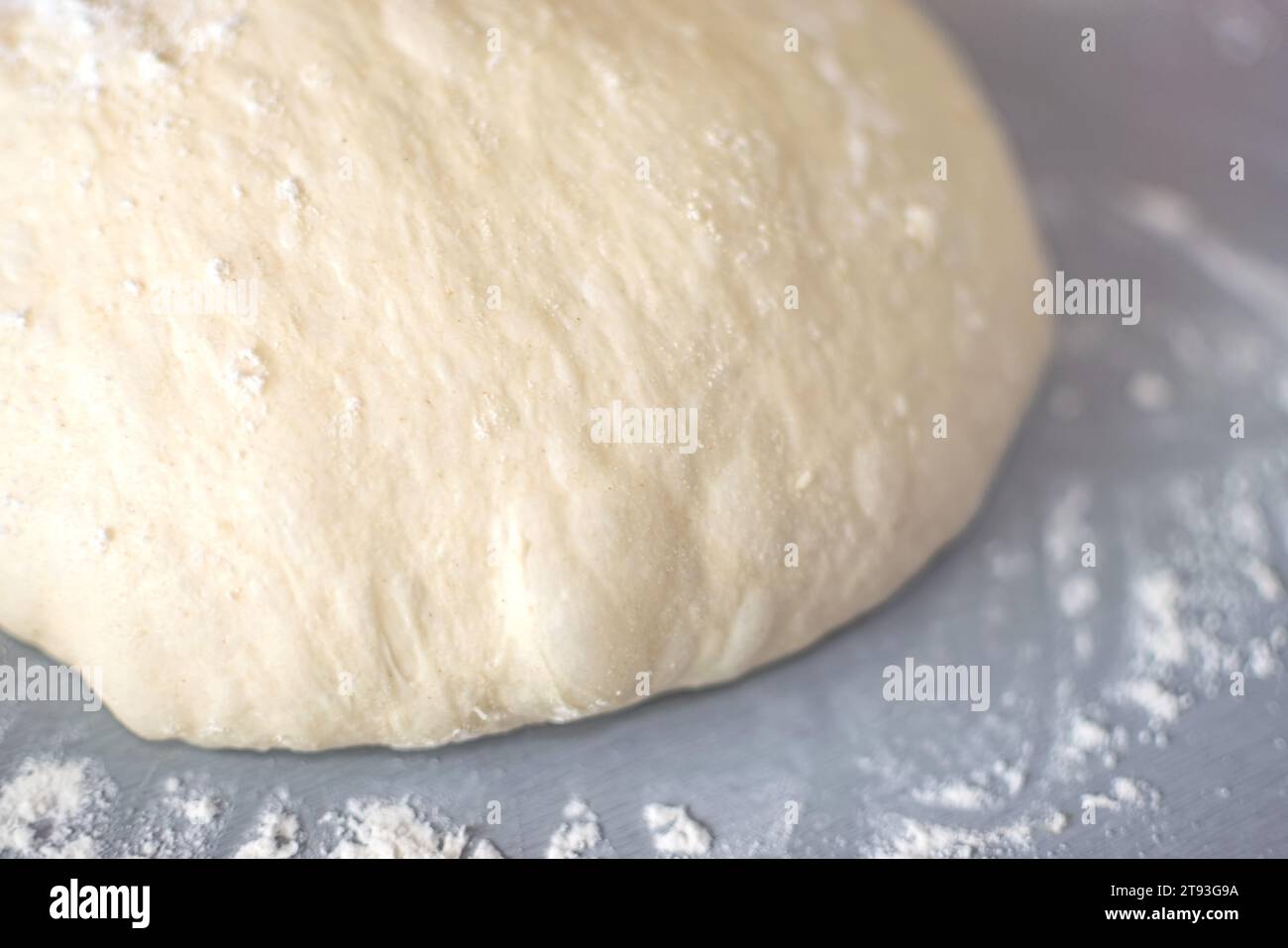 Vue rapprochée de la pâte en lévitation et soufflée avec de la farine saupoudrée Banque D'Images