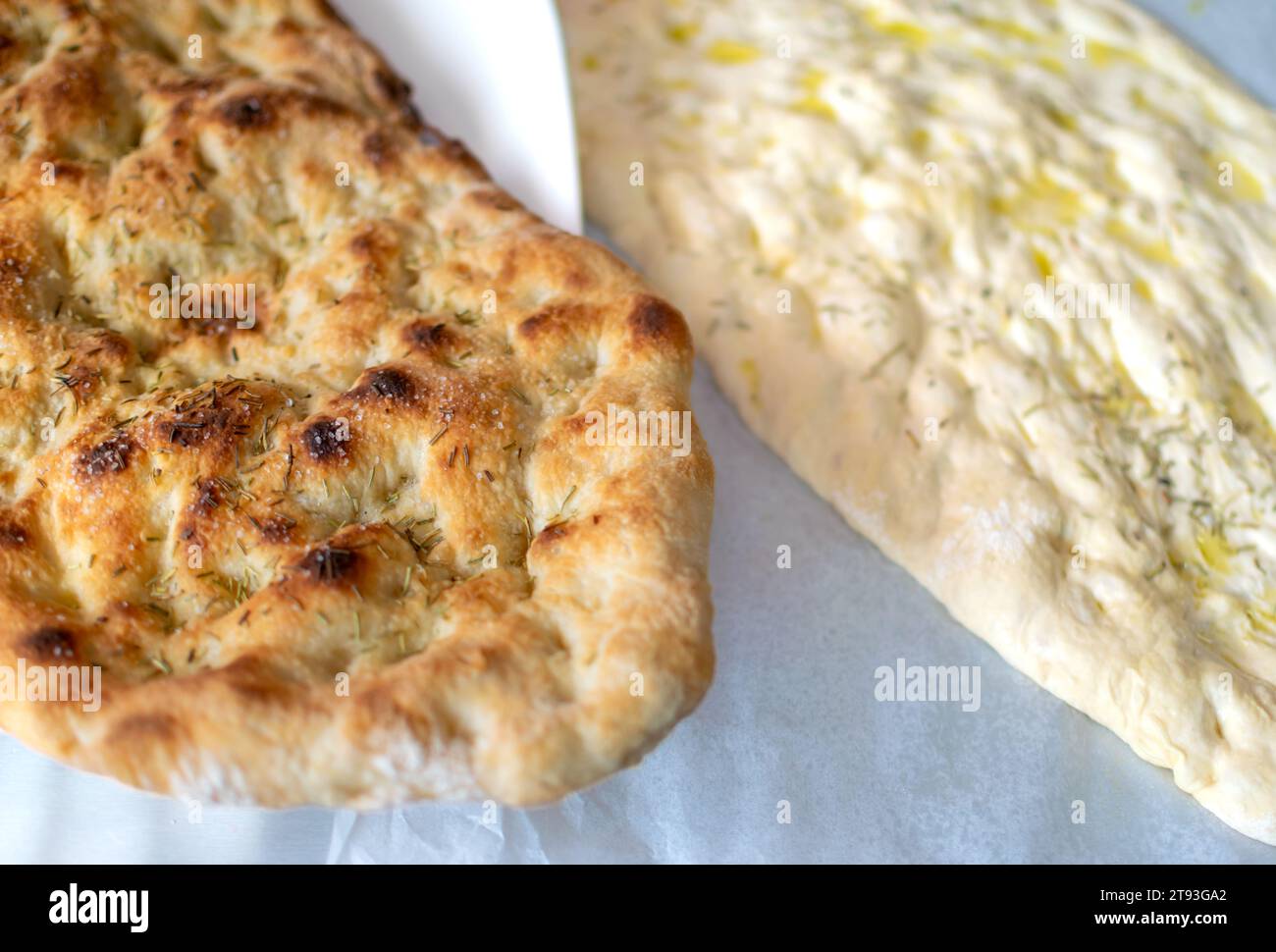 Deux masses typiques italiennes de Focaccia, l'une cuite et l'autre blanche lévitaient ensemble Banque D'Images