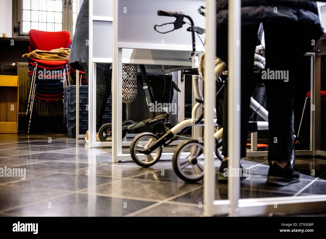 VENLO - les électeurs font la queue à la mairie de Venlo pour voter pour les élections à la Chambre des représentants. Les résidents de Venlo pouvaient utiliser le lieu de vote dans le bâtiment municipal. ANP ROB ENGELAAR pays-bas Out - belgique Out Banque D'Images