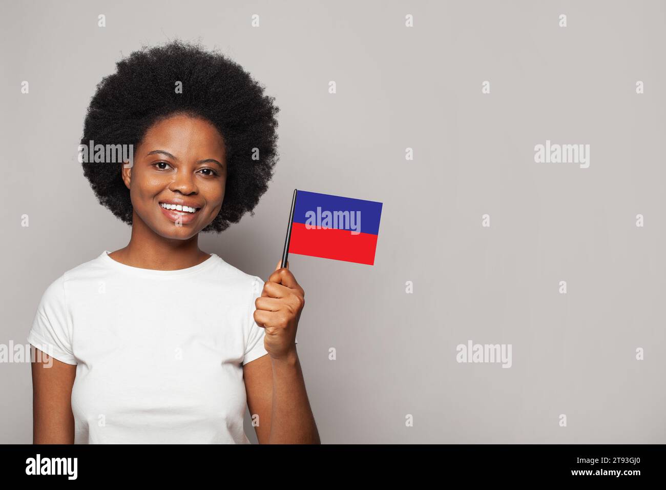 Femme haïtienne tenant le drapeau d'Haïti Education, affaires, citoyenneté et patriotisme concept Banque D'Images