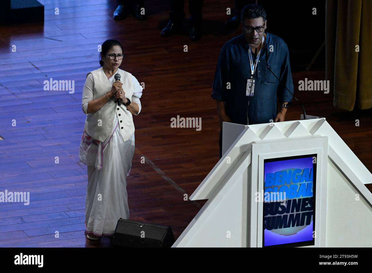 Kolkata, Inde. 21 novembre 2023. KOLKATA, INDE - NOVEMBRE 21 : Mamata Banerjee, ministre en chef du Bengale Occidental (G) avec le ministre Indraneel Sen (D) lors de la session inaugurale du 7e Sommet mondial des entreprises du Bengale 2023 au Biswa Bangla Convention Centre le 21 novembre 2023 à Kolkata, Inde. (Photo Samir Jana/Hindustan Times/Sipa USA) crédit : SIPA USA/Alamy Live News Banque D'Images