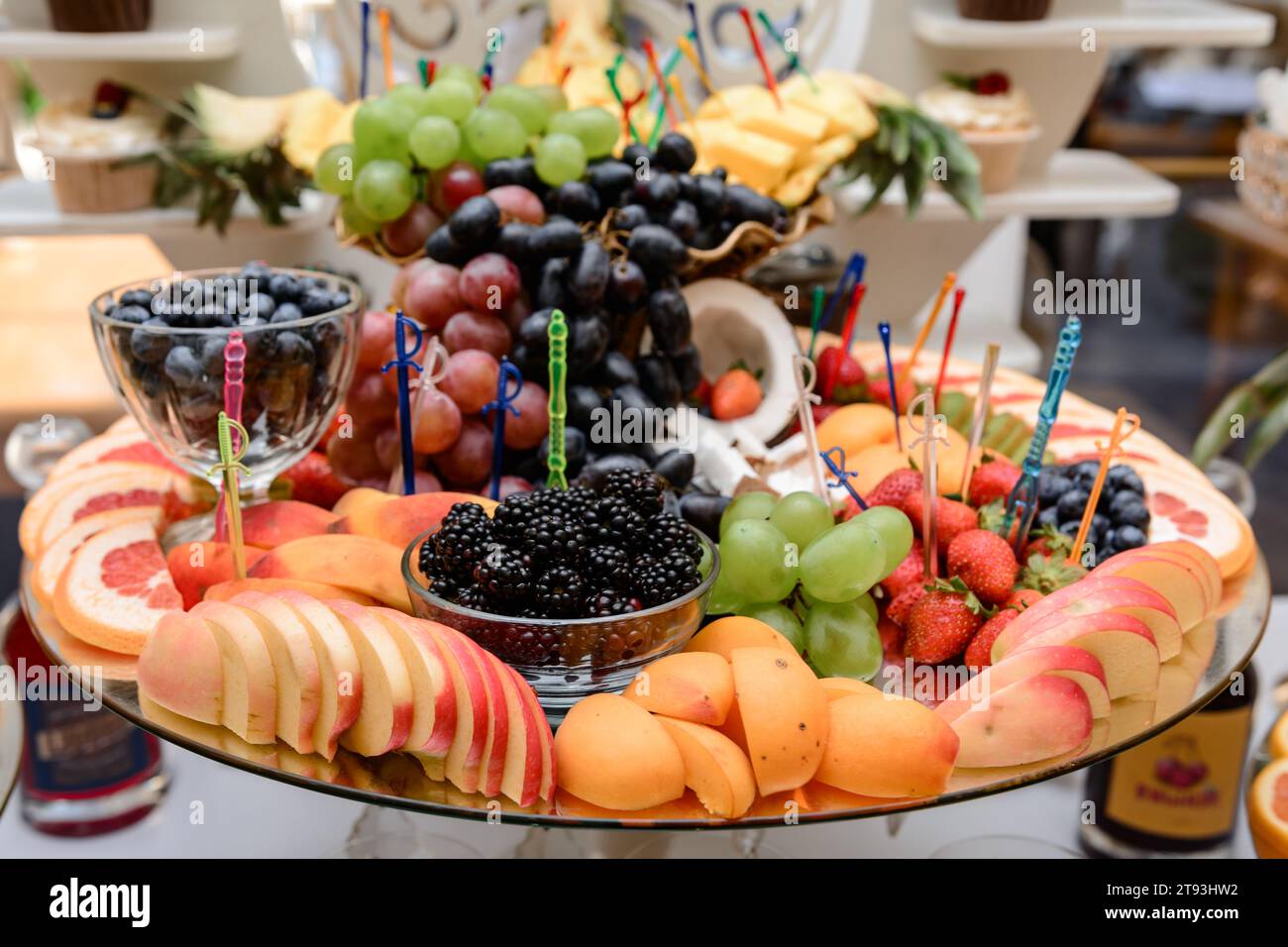 Assiette de service de fruits, vitamines sous forme de fruits frais, fruits divers. Banque D'Images