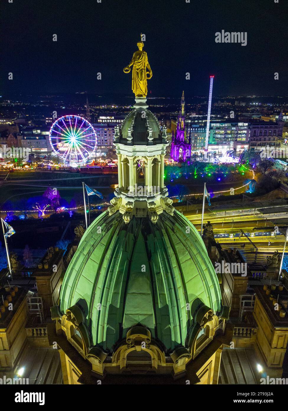 Vue aérienne de nuit d'Édimbourg depuis l'ancien siège de la Banque d'Écosse, aujourd'hui le Museum on the Mound à Édimbourg, Écosse, Royaume-Uni Banque D'Images
