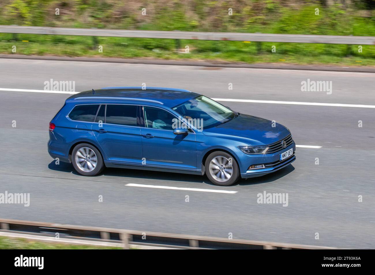 Volkswagen Passat se Business TDI BMT TDI 150 Bluemotion Start/Stop Blue car Estate Diesel 1968 cc 2017 Banque D'Images