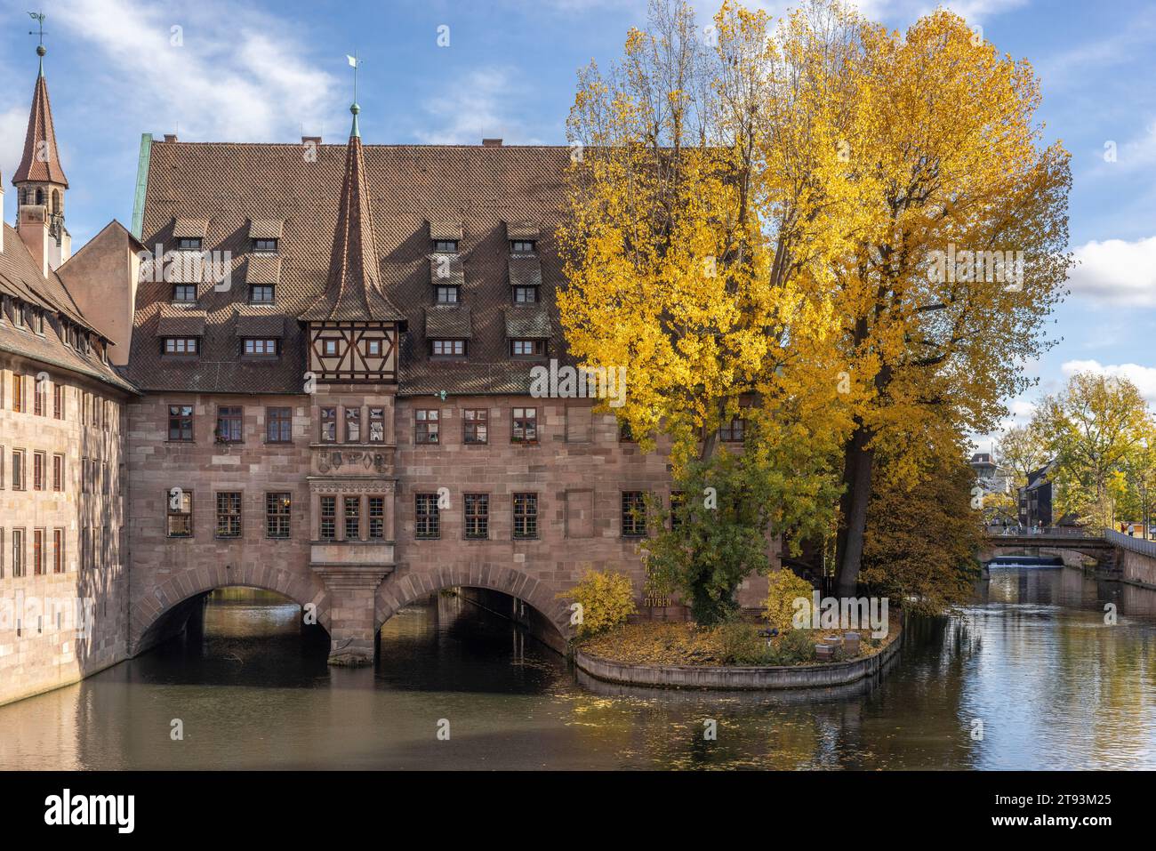Heilig-Geist-Spital (Hôpital Saint-Esprit) et la rivière Pegnitz de Museumbrucke, vieille ville, Nuremberg, Allemagne Banque D'Images