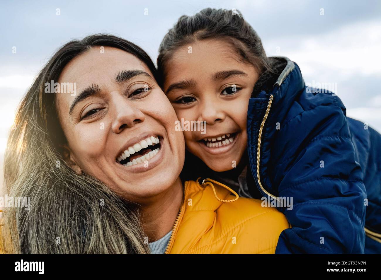 Heureuse Latina mère et fille enfant s'amusant en hiver à l'extérieur. Amour en famille et vacances de voyage Banque D'Images