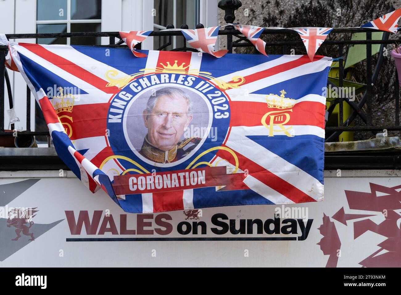 Drapeau du couronnement du roi Charles III volant à Llandovery, Carmarthenshire, pays de Galles, Royaume-Uni Banque D'Images