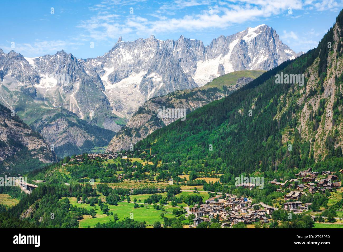 La montagne des grandes Jorasses et la dent du géant, massif du Mont blanc. Villages de Palleusieux et du Verrand. Pré Saint Didier, Vallée d'Aoste, Italie Banque D'Images