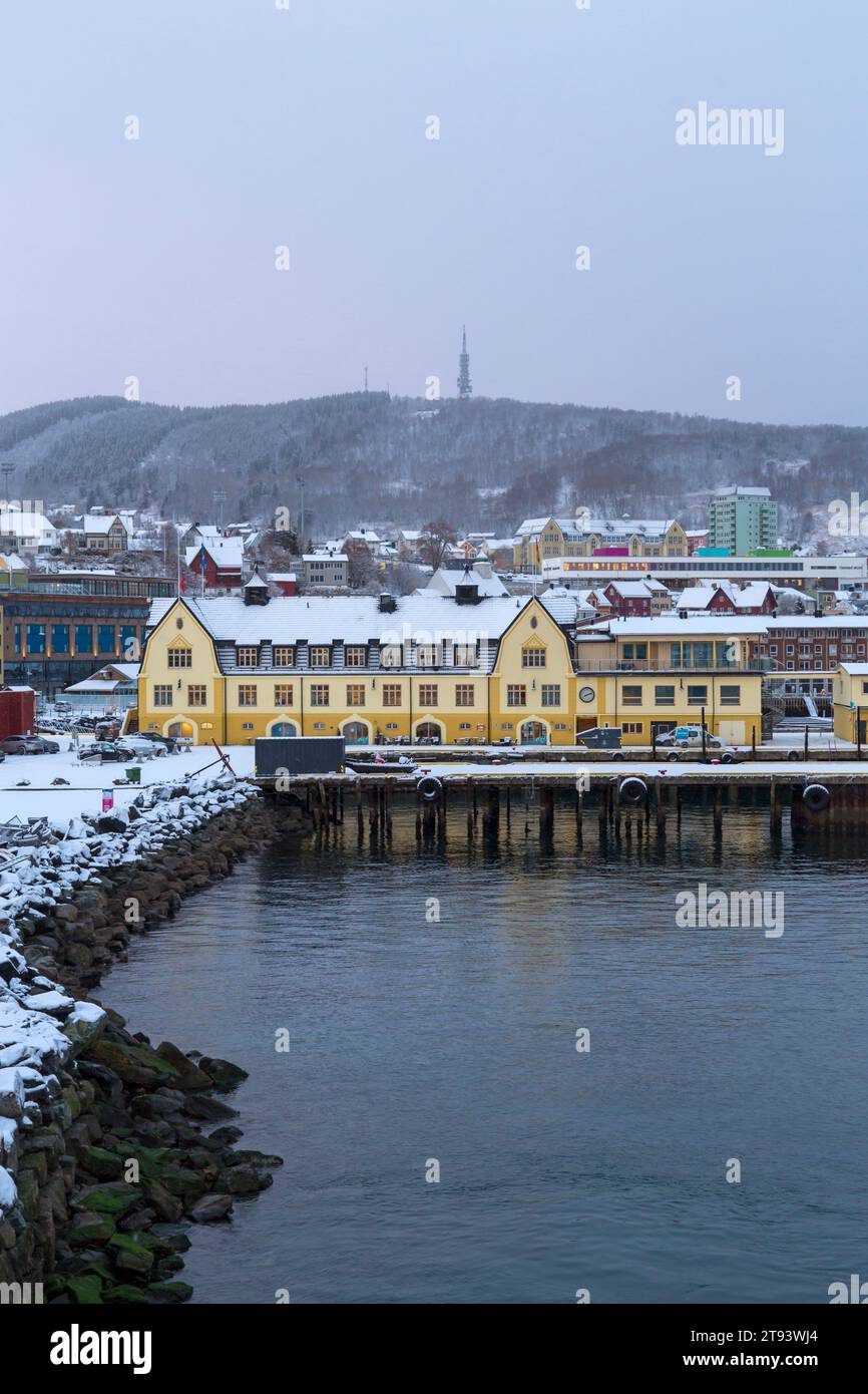 Bâtiments le long du port de front de mer dans la neige à Harstad, Norvège, Scandinavie, Europe en octobre Banque D'Images