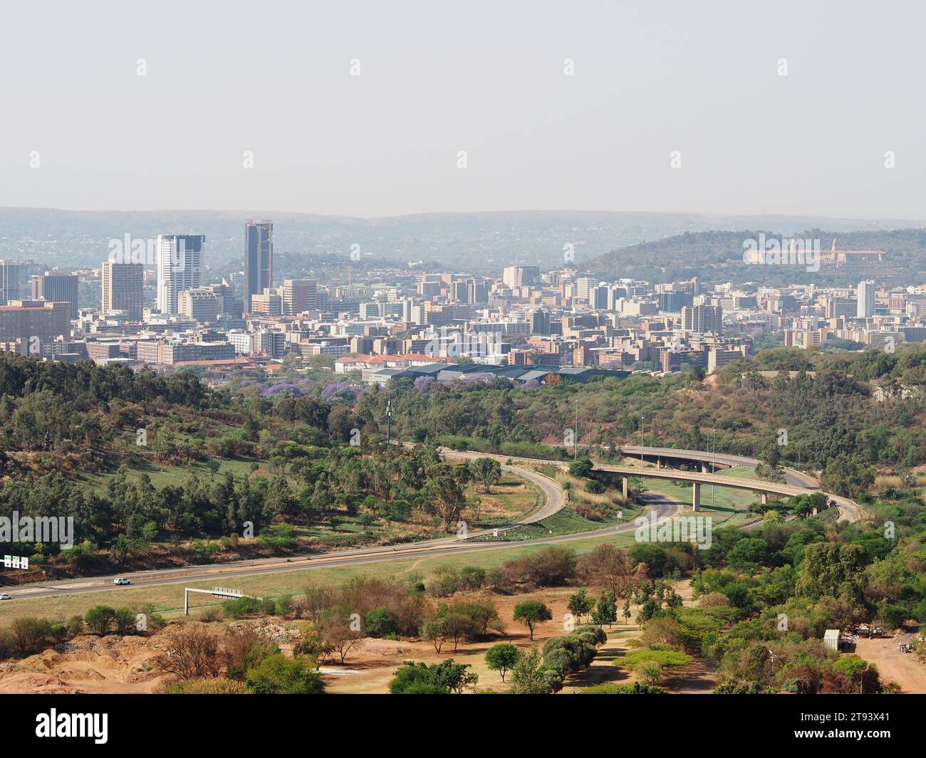 La ville de Pretoria vue de loin avec les autoroutes et la nature au premier plan. Pretoria, Gauteng, Afrique du Sud. Banque D'Images
