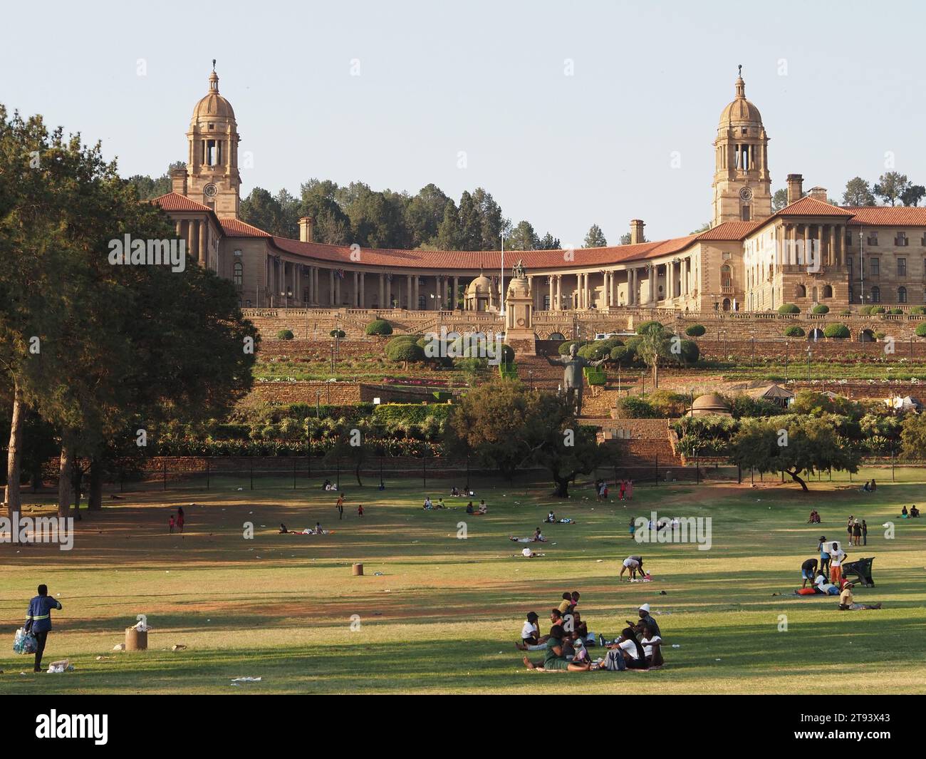 Bâtiments de l'Union à Pretoria avec beaucoup de gens se relaxant dans le grand parc de la ville en face. Pretoria, Gauteng, Afrique du Sud. Banque D'Images