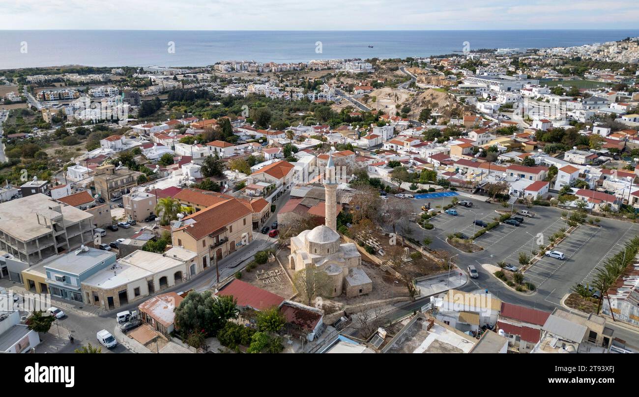 Vue aérienne de la mosquée Camii-Kebir et de la région de Mouttalos dans le vieux centre-ville de Paphos, Paphos, République de Chypre. Banque D'Images