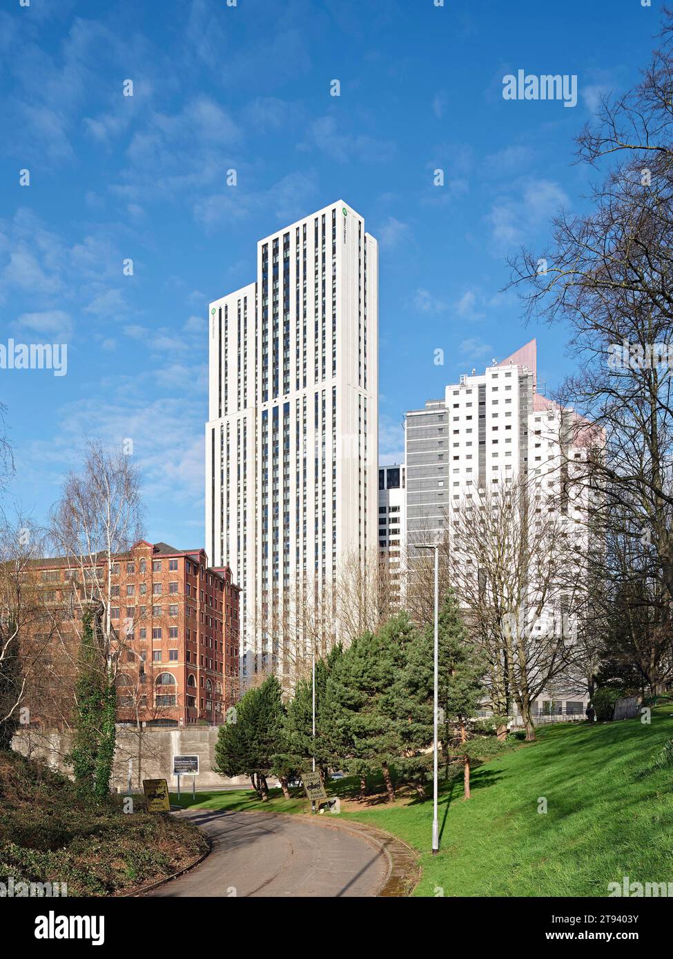 Gratte-ciel vu du vert voisin. Altus House, Leeds, Royaume-Uni. Architecte : O'Connell East Architects, 2022. Banque D'Images