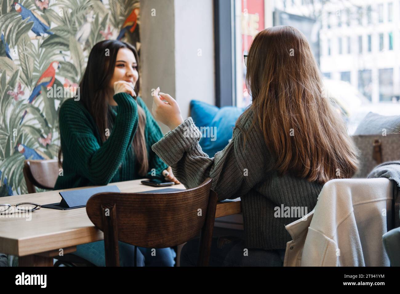 Amis Digital Detox. Deux amis profitent d'une conversation en face à face avec un café dans un café, une détox numérique en s'engageant dans une interaction personnelle sans Banque D'Images