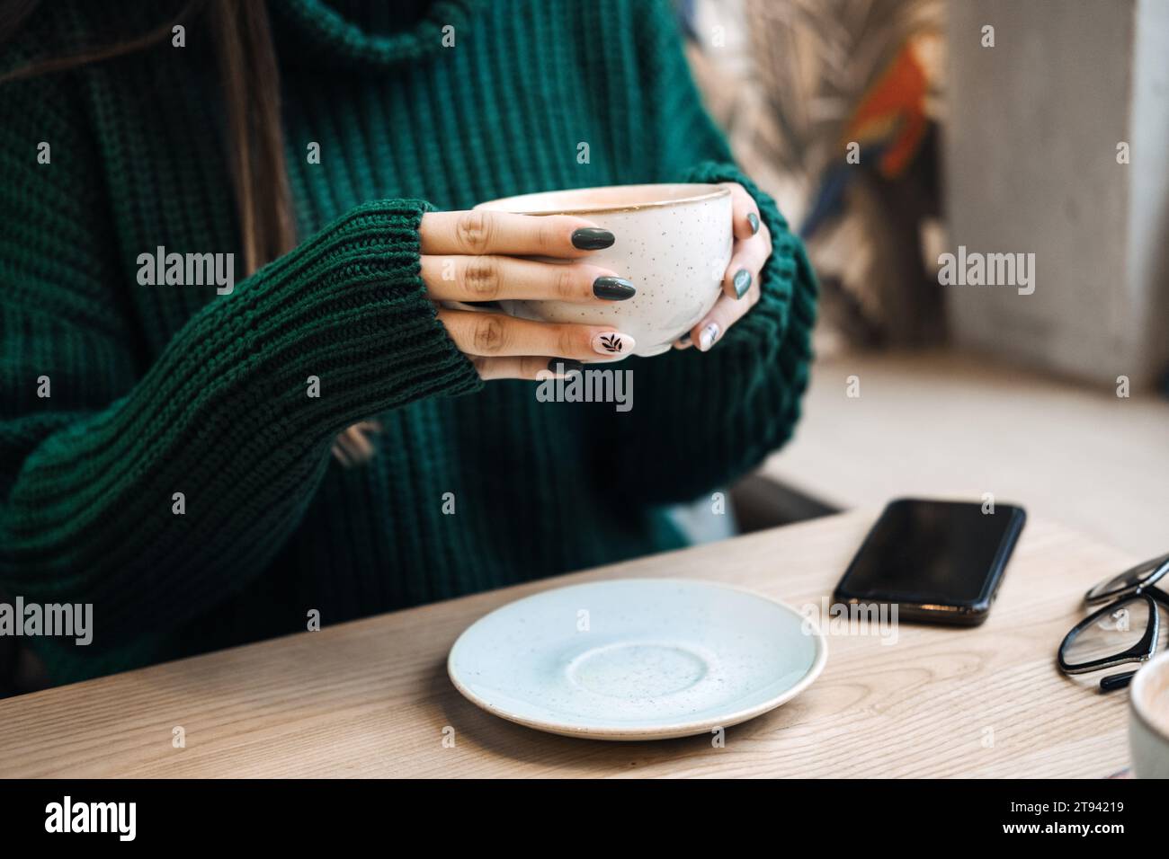Amis Digital Detox. Deux amis profitent d'une conversation en face à face avec un café dans un café, une détox numérique en s'engageant dans une interaction personnelle sans Banque D'Images
