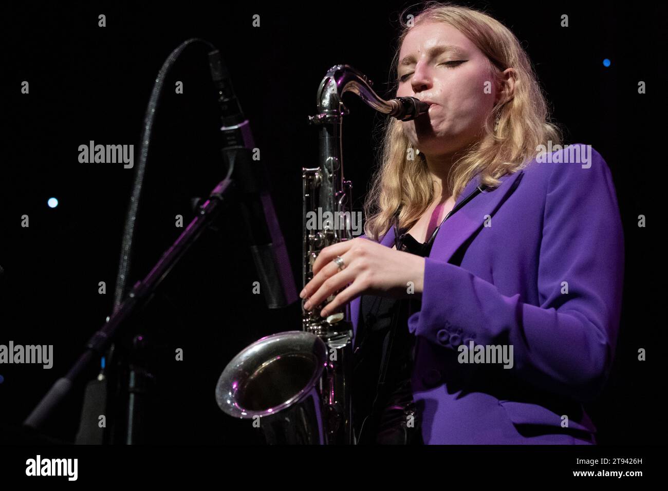 Emma Rawicz jouant du saxophone ténor avec son Quintette, Scarborough Jazz Festival 2023 Banque D'Images
