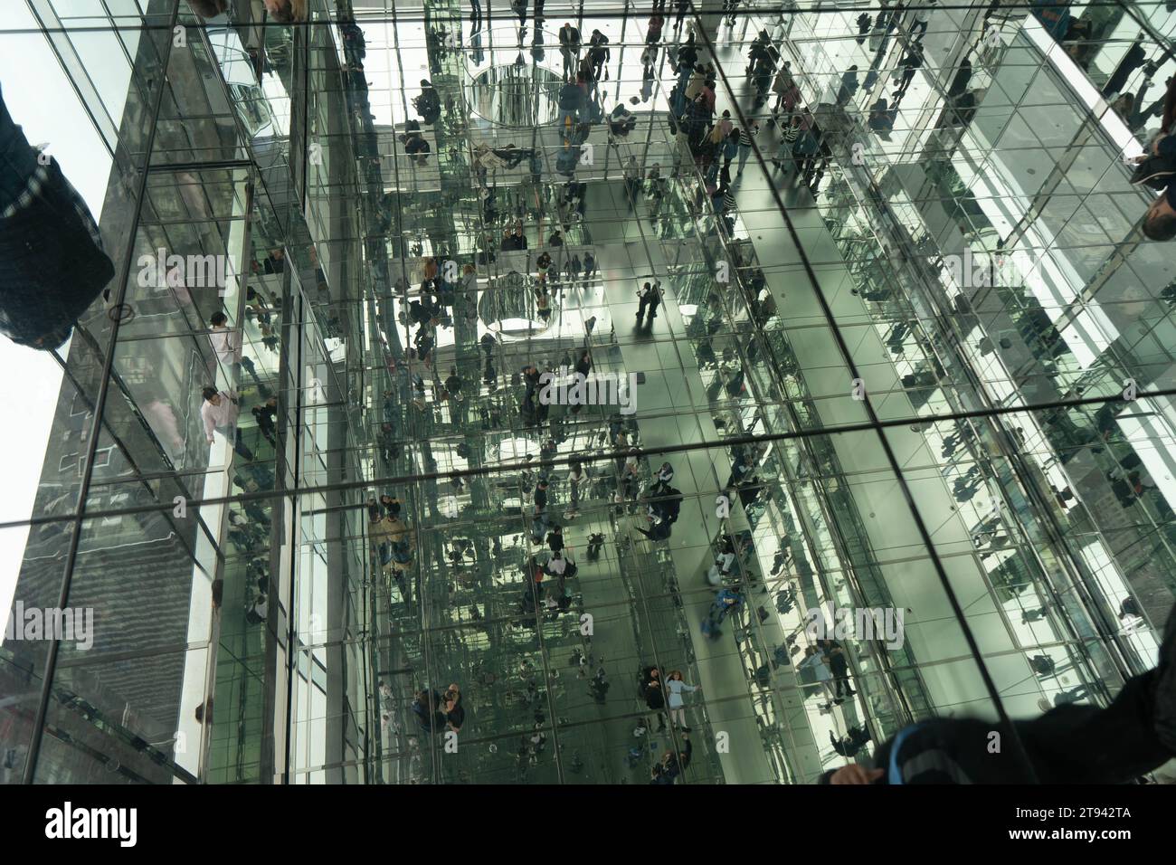 New York City, NY ; 11 novembre 2022- SUMMIT One Vanderbilt, super large panorama intérieur miroirs en verre sans fin reflétant les touristes à plusieurs niveaux Banque D'Images
