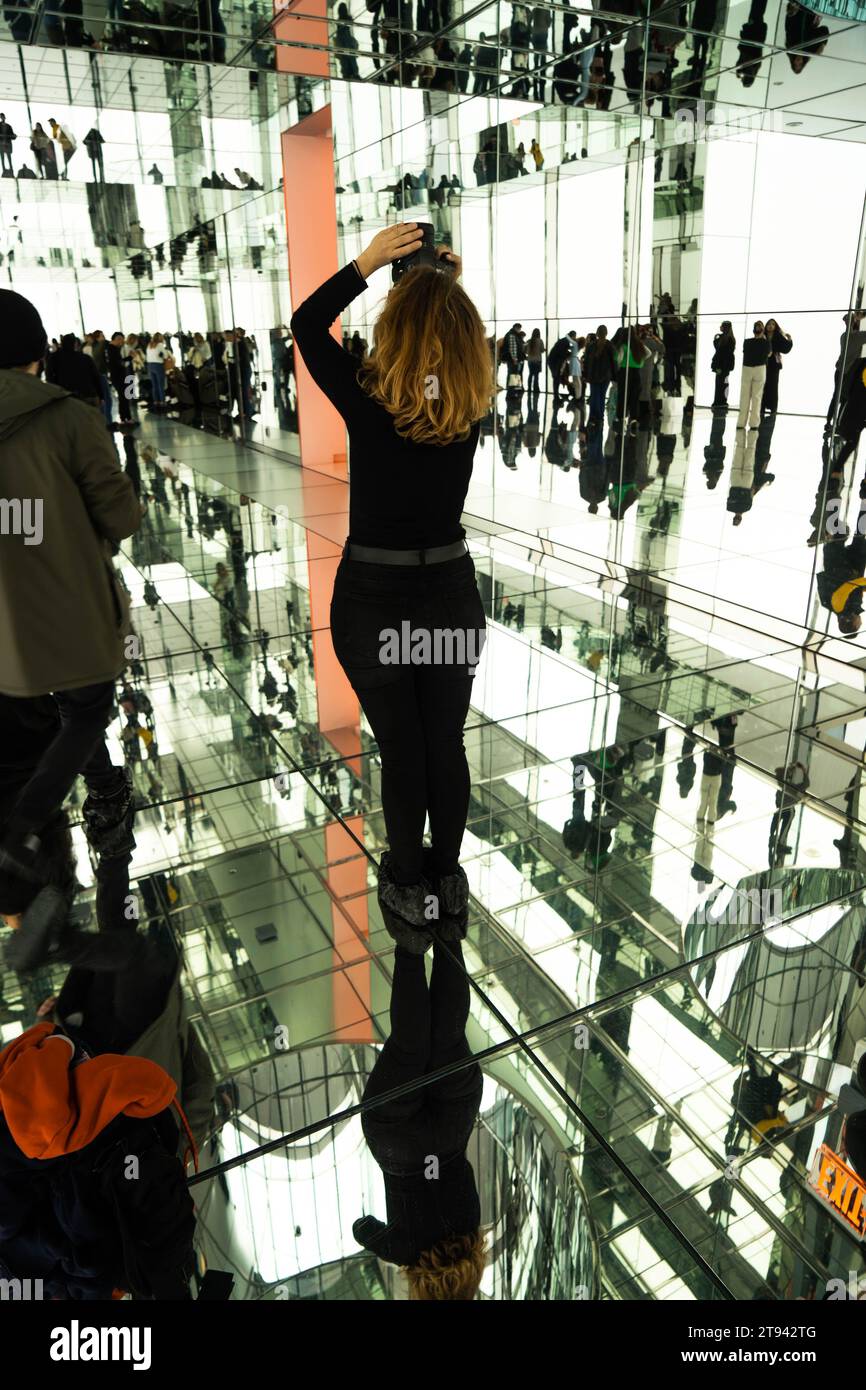 New York City, NY ; 11 novembre 2022- SUMMIT One Vanderbilt, super large panorama intérieur miroirs en verre sans fin reflétant les touristes à plusieurs niveaux Banque D'Images