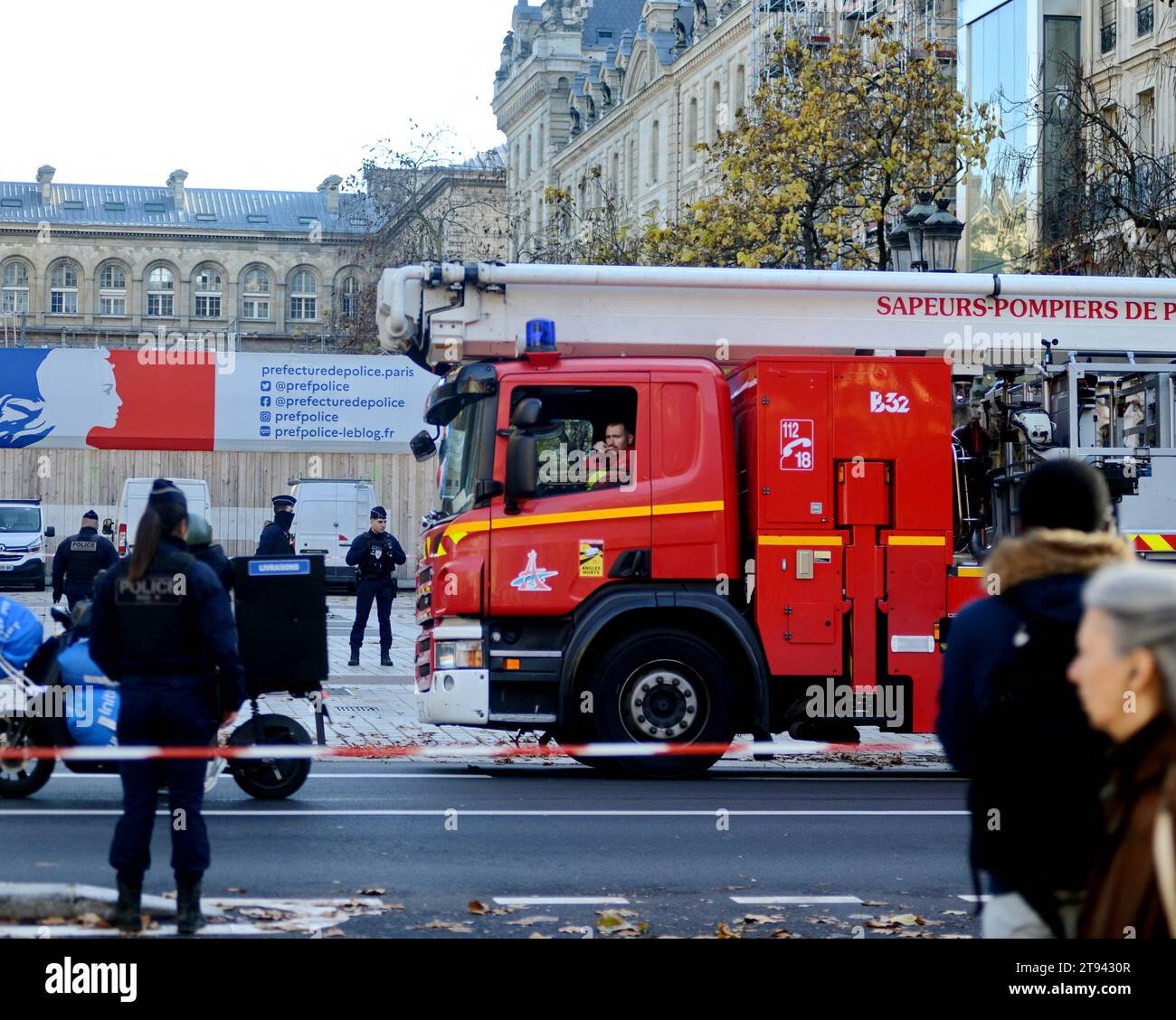 Paris, France. 22 novembre 2023. Incendie au quartier général de la police de Paris, le mercredi 22 novembre 2023, à Paris, France. Photo de Karim ait Adjedjou/ABACAPRESS.COM crédit : Abaca Press/Alamy Live News Banque D'Images