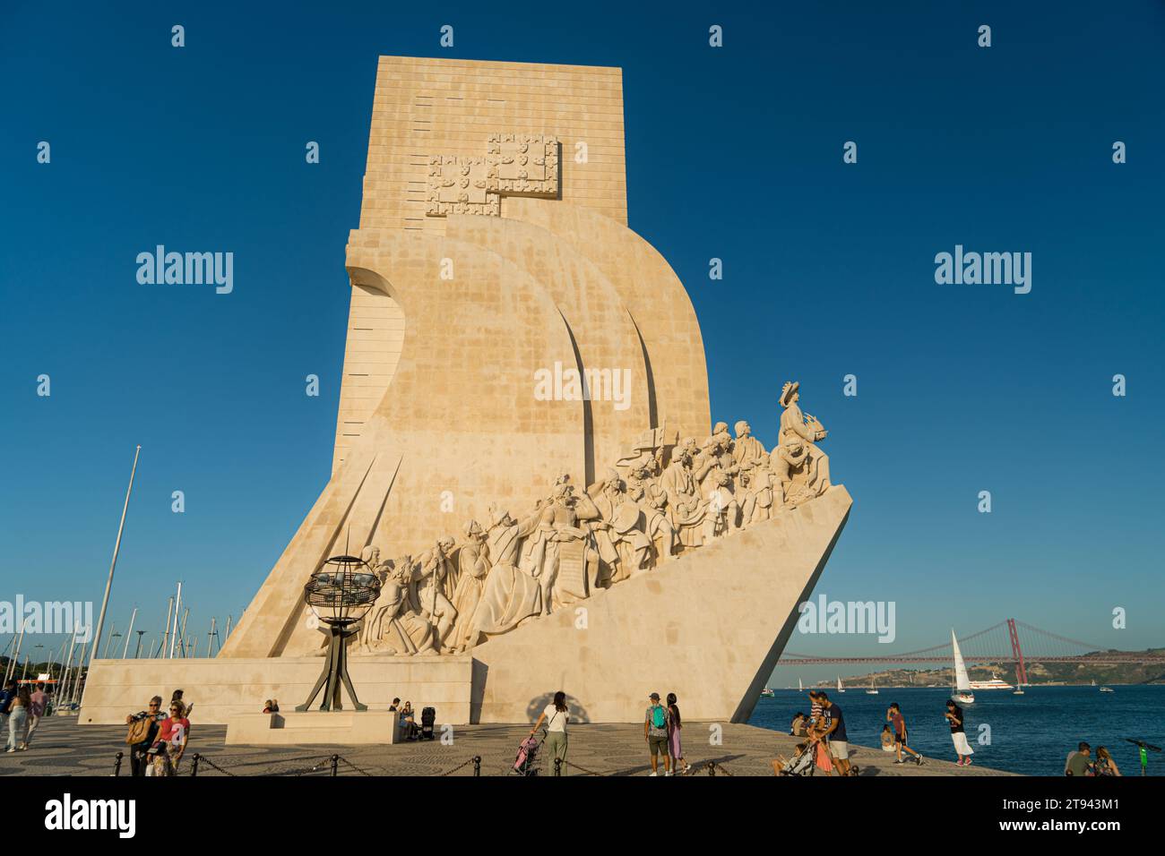 Lisbonne, Portugal- 4 juillet 2022 : foules de touristes au Monument populaire aux découvertes (Padrao dos Descobrimentos ) à Lisbonne. Banque D'Images