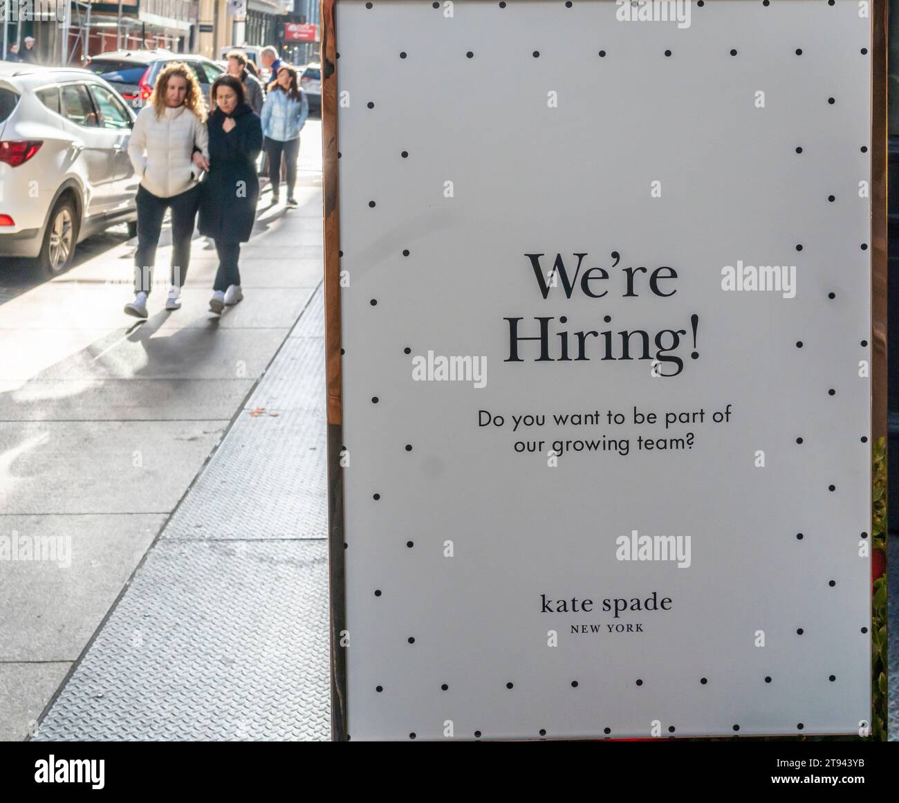Panneau d'embauche à l'extérieur d'un magasin Kate Spade dans le quartier Soho à New York le samedi 11 novembre 2023. (© Richard B. Levine) Banque D'Images