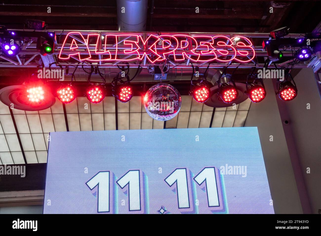 Activation de marque pour AliExpress pour le « Single’s Day » à Soho à New York le samedi 11 novembre 2023. AliExpress est un détaillant en ligne qui vend à l'international et appartient au groupe chinois Alibaba.(© Richard B. Levine) Banque D'Images