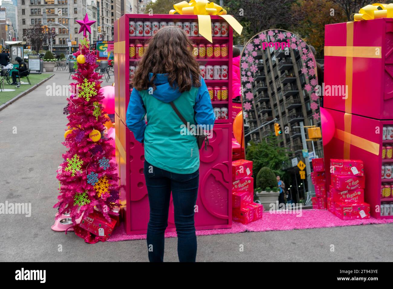 Activation de la marque pour le soda prébiotique de marque Poppi au Flatiron Plaza à New York le vendredi 10 novembre 2023. (© Richard B. Levine) Banque D'Images