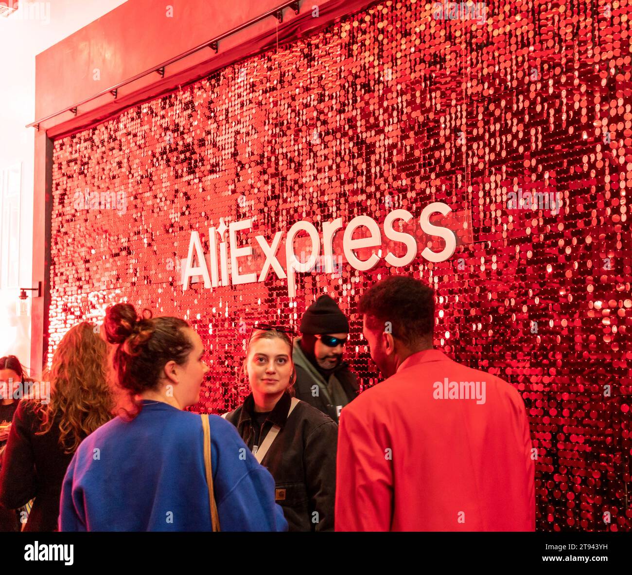 Activation de marque pour AliExpress pour le « Single’s Day » à Soho à New York le samedi 11 novembre 2023. AliExpress est un détaillant en ligne qui vend à l'international et appartient au groupe chinois Alibaba.(© Richard B. Levine) Banque D'Images