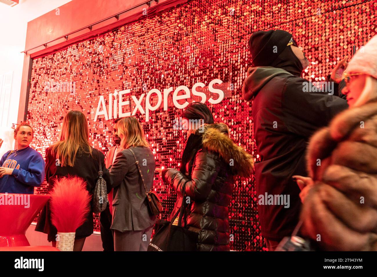 Activation de marque pour AliExpress pour le « Single’s Day » à Soho à New York le samedi 11 novembre 2023. AliExpress est un détaillant en ligne qui vend à l'international et appartient au groupe chinois Alibaba.(© Richard B. Levine) Banque D'Images