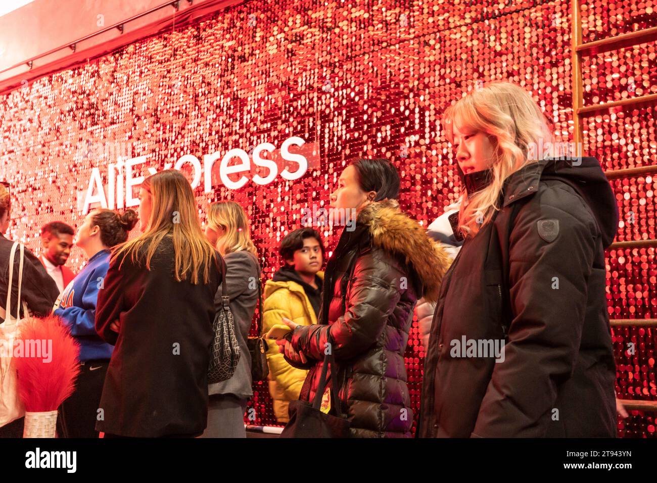 Activation de marque pour AliExpress pour le « Single’s Day » à Soho à New York le samedi 11 novembre 2023. AliExpress est un détaillant en ligne qui vend à l'international et appartient au groupe chinois Alibaba.(© Richard B. Levine) Banque D'Images