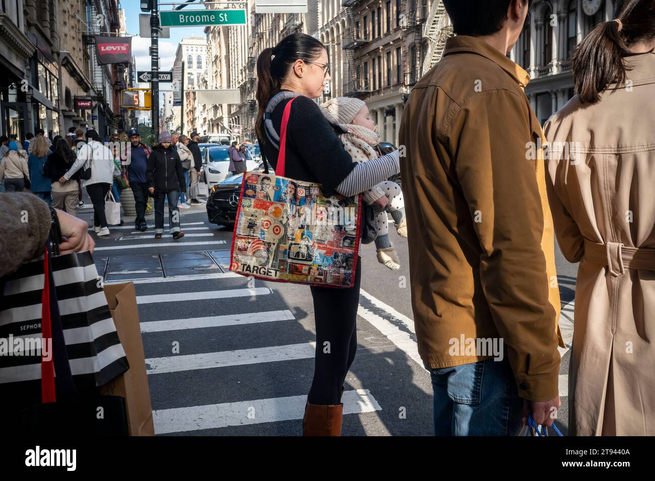 Shoppers dans le quartier de Soho à New York le samedi 11 novembre 2023. (© Richard B. Levine) Banque D'Images