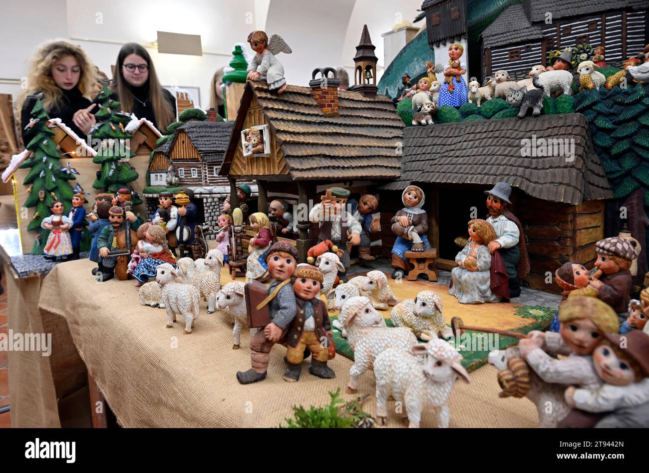 Exposition jubilaire de scènes de nativité à Klementinum, qui a lieu seulement une fois tous les 100 ans, à Prague, République tchèque, le 22 novembre 2023. L'exposition a lieu à Klementinum, où la première scène de la Nativité a été créée dans les pays tchèques en 1562 et où l'exposition Jubilee manger Scene a été organisée en 1923. Une exposition représentative présente les œuvres des meilleurs créateurs contemporains de scènes de la Nativité en République tchèque et c'est la partie tchèque de la célébration mondiale du 800e anniversaire de la première scène de la Nativité créée par St. François d'Assise à Greccio in Banque D'Images