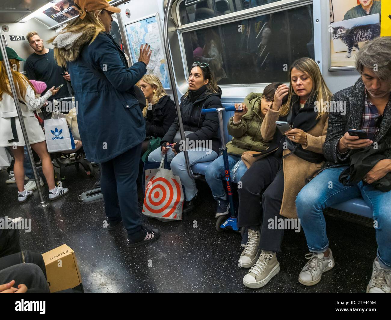 Le week-end d'achalandage dans le métro New-yorkais le samedi 18 novembre 2023. (© Richard B. Levine) Banque D'Images