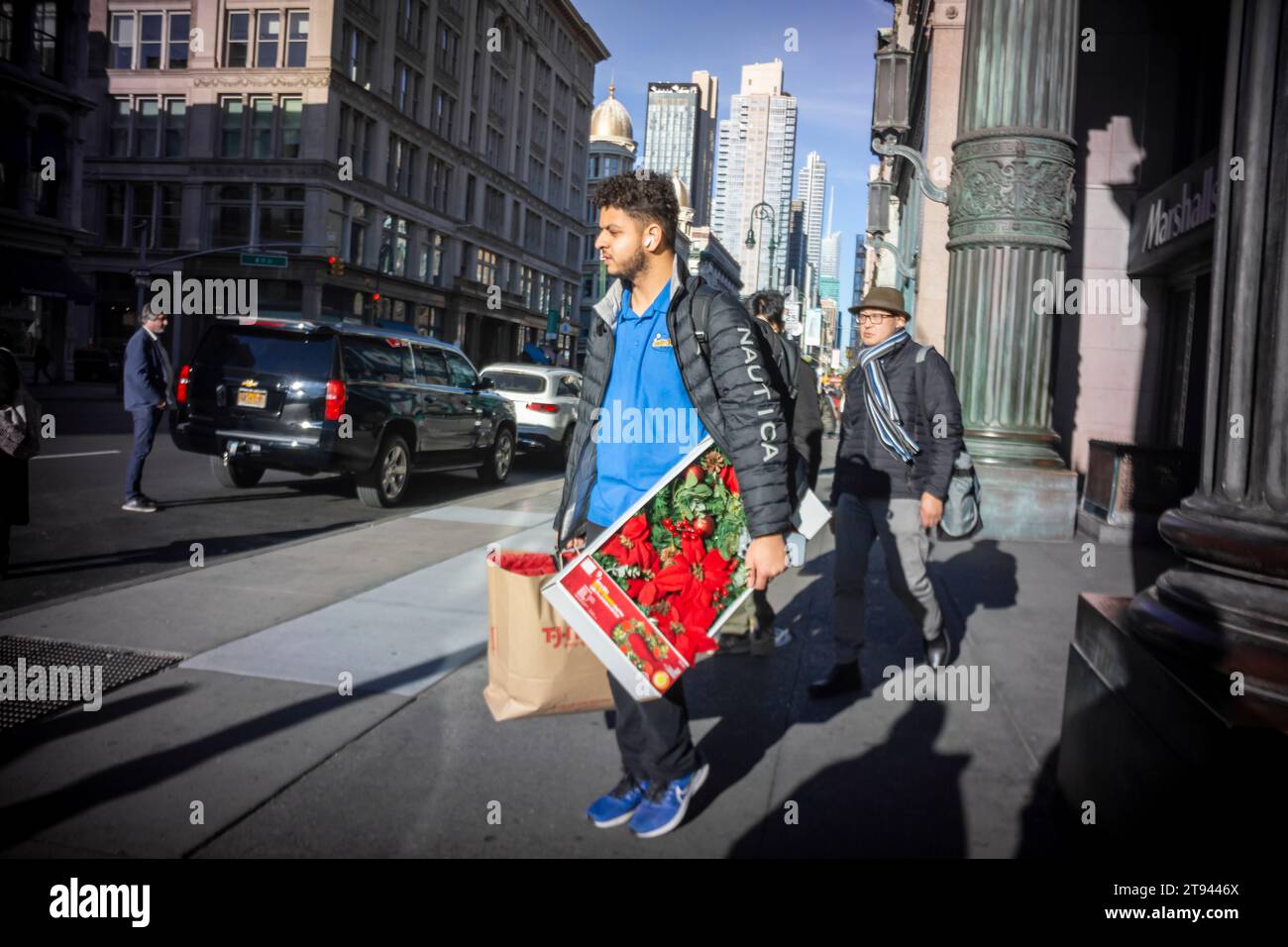 Shopper quitte TJMaxx avec son achat de Noël dans le quartier de Ladies Mile à New York le lundi 20 novembre 2023. (© Richard B. Levine) Banque D'Images