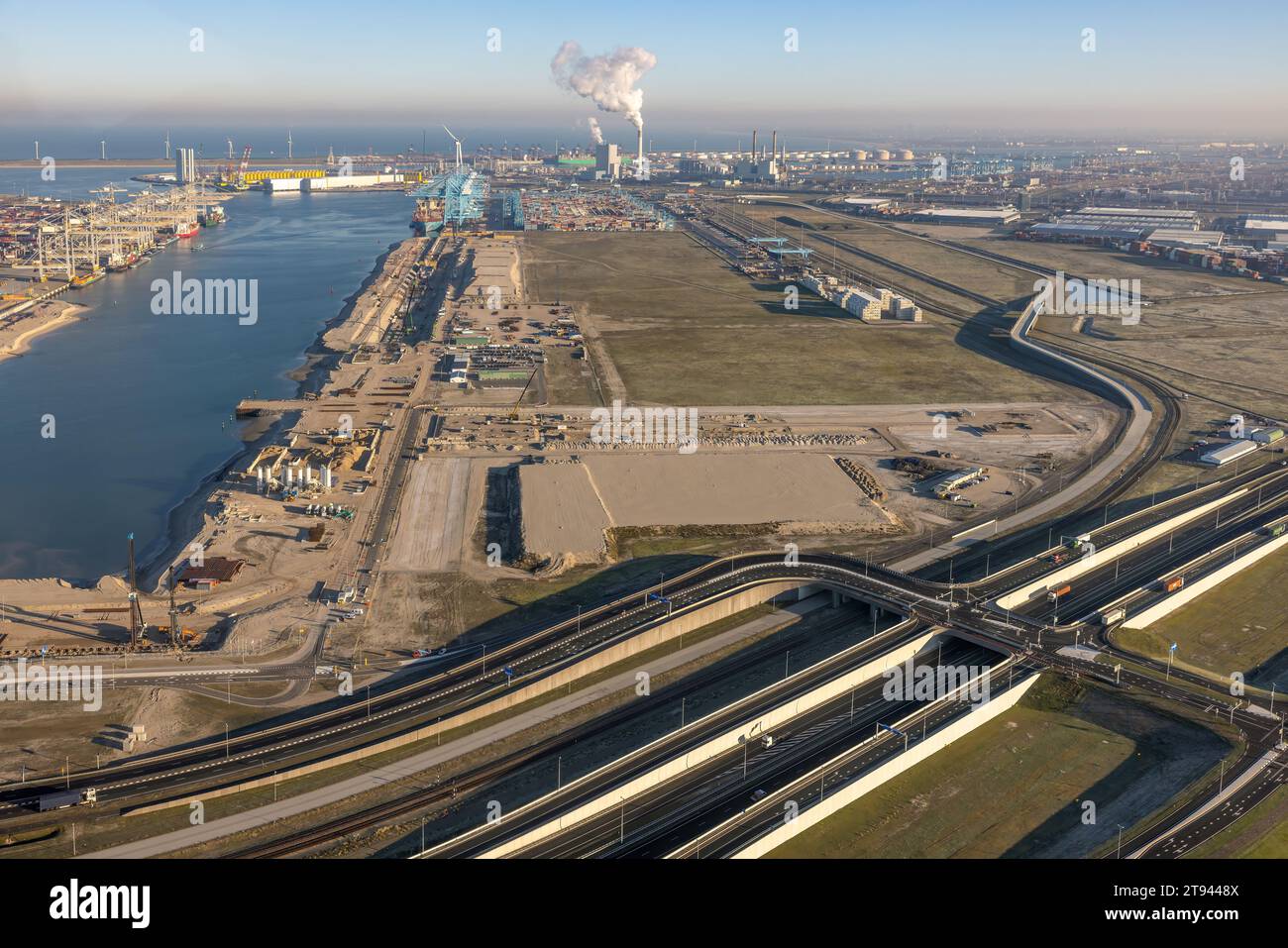 Vue aérienne zone industrielle Maasvlakte Port de Rotterdam avec autoroute, grues et conteneurs maritimes de zone de stockage Banque D'Images