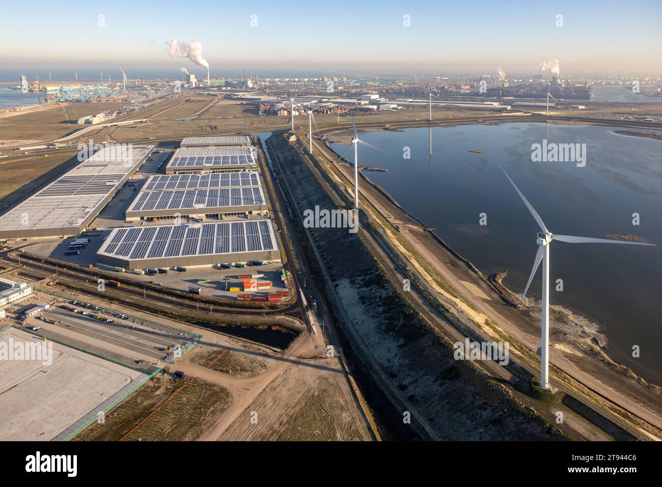 Vue aérienne zone industrielle Maasvlakte dans le port de Rotterdam. Usine chimique à l'horizon Banque D'Images