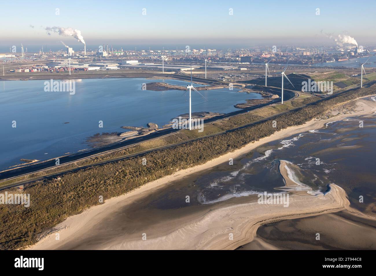 Vue aérienne Côte néerlandaise avec zone industrielle Maasvlakte dans le port de Rotterdam. Usine chimique à l'horizon Banque D'Images