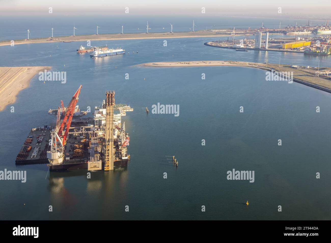 Vue aérienne à la construction en eau profonde lourde et au port de navire de grue Rotterdam Banque D'Images