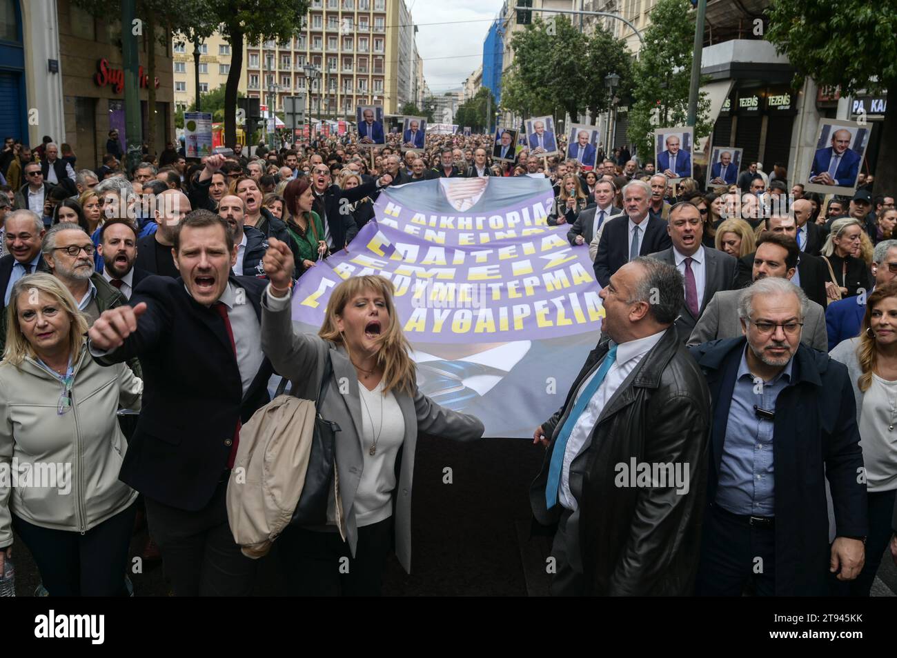 Athènes, Grèce. 22 novembre 2023. Les avocats en grève brandissent des banderoles et crient des slogans lors d'une marche de protestation contre le projet de loi fiscal du gouvernement qui touche les travailleurs autonomes et les travailleurs indépendants, les taxant avec un revenu réputé. Des milliers de professionnels grecs et de freelances sont descendus dans la rue pour protester contre le plan gouvernemental de les taxer avec un revenu réputé, invoquant l'évasion fiscale. Crédit : Dimitris Aspiotis/Alamy Live News Banque D'Images