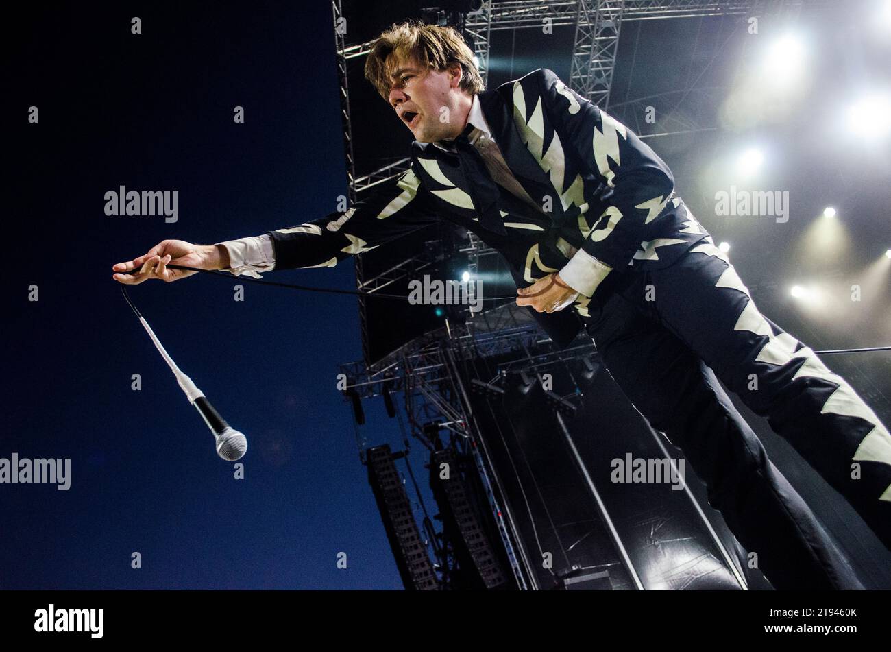 Howlin' Pelle Almqvist de The Hives au Release Athens Festival à Athènes (Plateia Nerou) / Grèce, juillet 2023 Banque D'Images