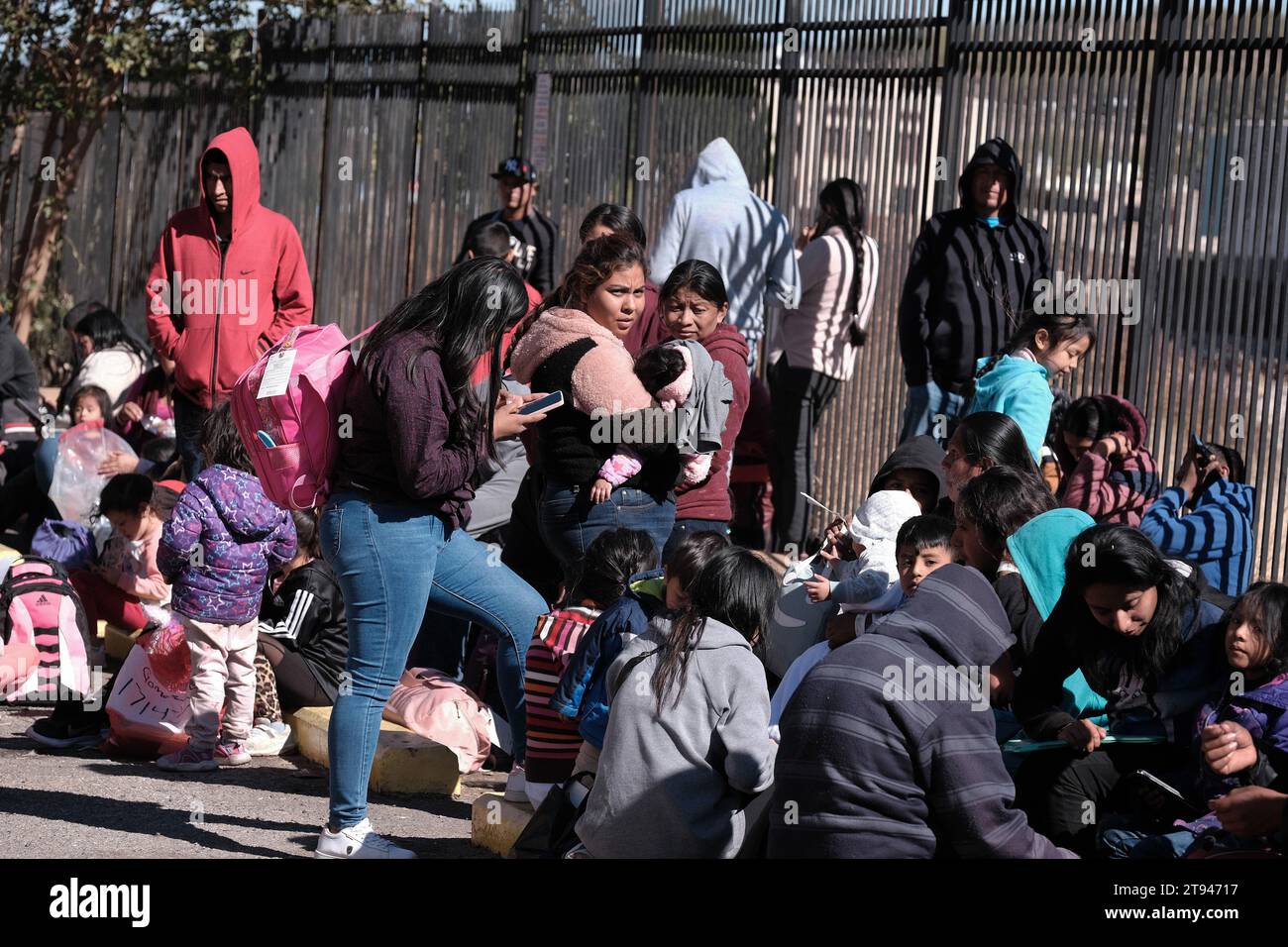 Nogales, Arizona, États-Unis. 21 novembre 2023. Sorties de rue des migrants à Nogales, Arizona. Des étrangers illégaux de dizaines de nations sont déposés dans les rues de Nogales après avoir été ramassés par la patrouille frontalière américaine après avoir traversé la frontière entre les États-Unis et le Mexique. Ils attendent des bus dans un parking qui les emmèneront dans des refuges à Tucson où ils seront traités puis déportés ou libérés. Des milliers de migrants traversent chaque jour des communautés frontalières écrasantes. (Image de crédit : © Christopher Brown/ZUMA Press Wire) USAGE ÉDITORIAL SEULEMENT! Non destiné à UN USAGE commercial ! Banque D'Images