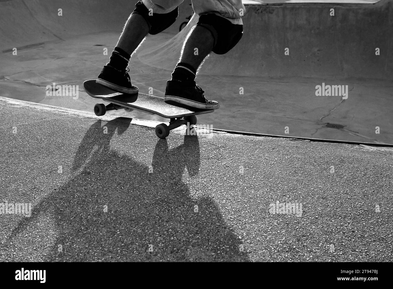 Skateboarder se prépare à lâcher Banque D'Images