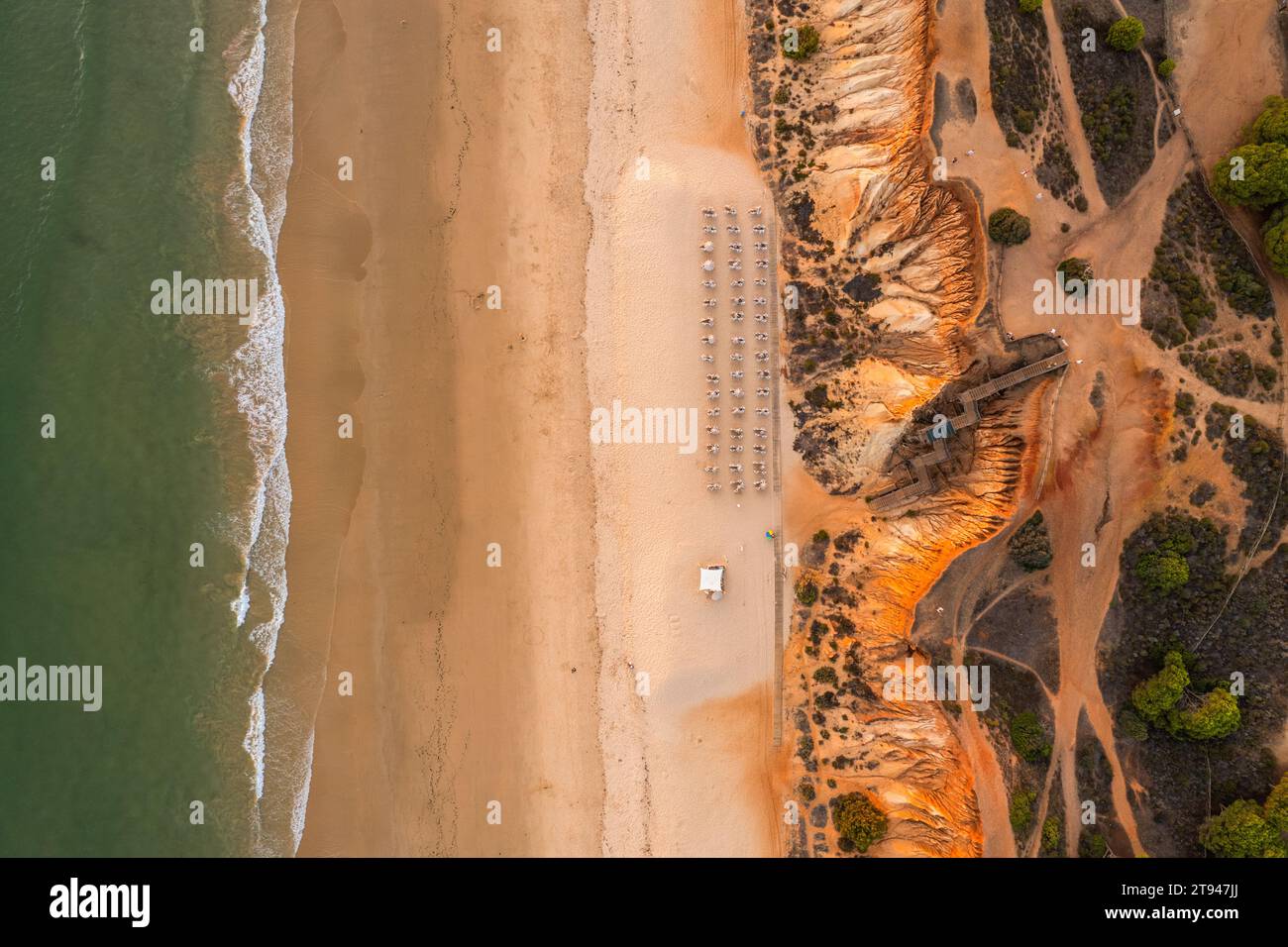 Praia da Falesia, plage de l'Algarve à Albufeira, Portugal. Vue aérienne du drone au coucher du soleil Banque D'Images