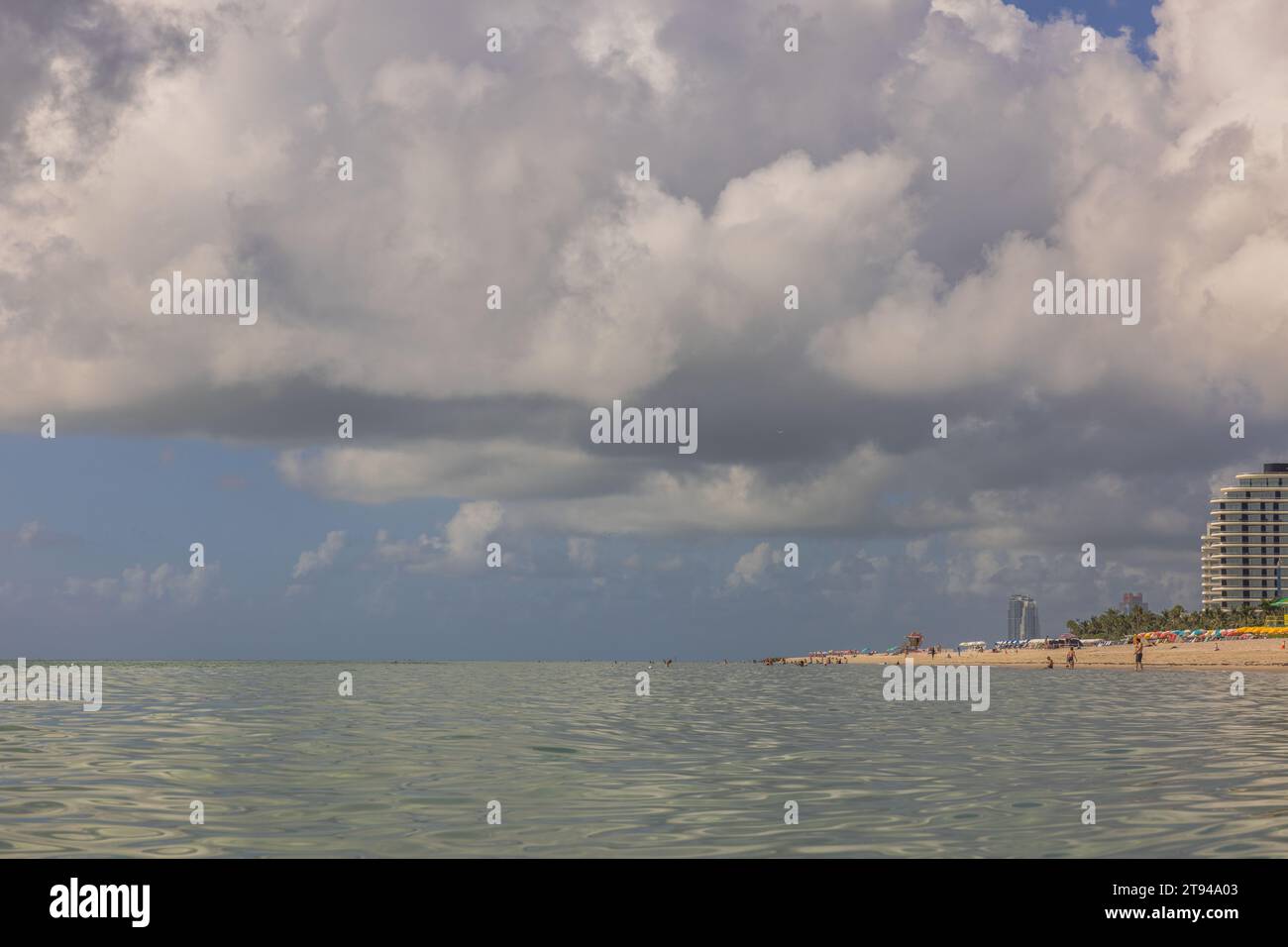 Vue imprenable sur Miami Beach, où les gens aiment leur temps libre sur les rives sablonneuses de l'océan Atlantique, avec pour toile de fond le ciel Banque D'Images