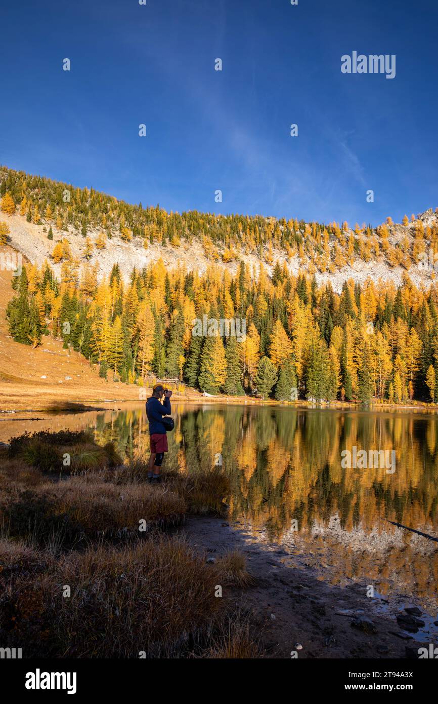 WA23756-00...WASHINGTON - photographier des couleurs d'automne au lac Boiling dans la forêt nationale d'Okanogan. Banque D'Images