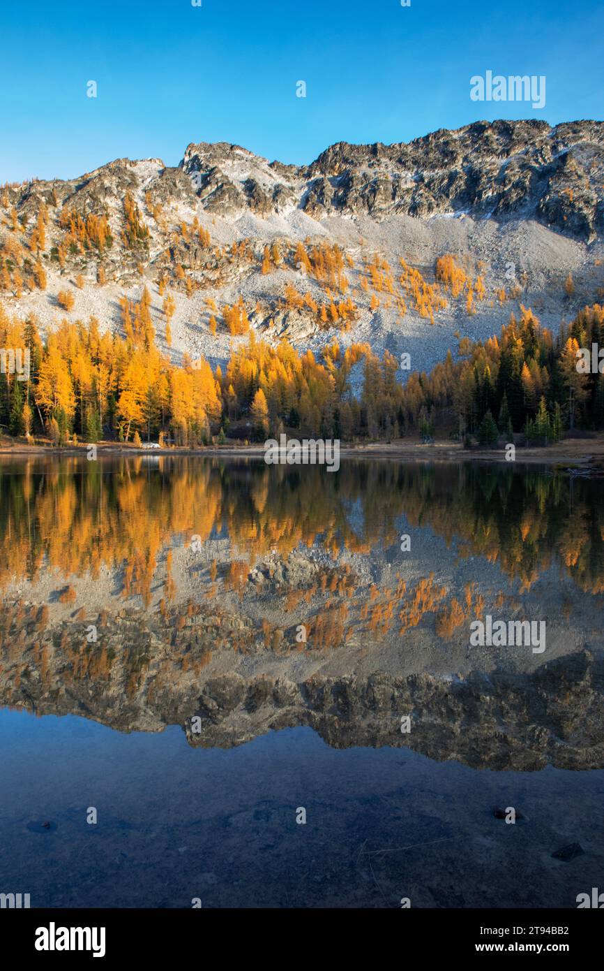 WA23760-00...WASHINGTON - soirée d'automne avec Sawtooth Ridge se reflétant dans le lac Boiling ; forêt nationale d'Okanogan. Banque D'Images